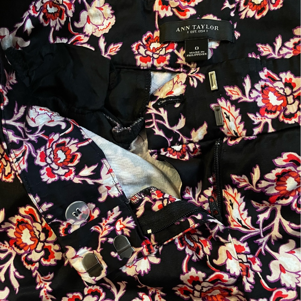 Ann Taylor Black and Pink Floral Patterned Low Rise Capri Pants with Pockets - Picture 6 of 8